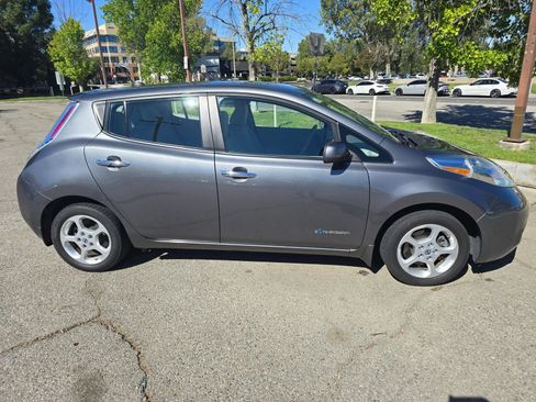 Used 2014 Nissan Leaf SV FWD image 4