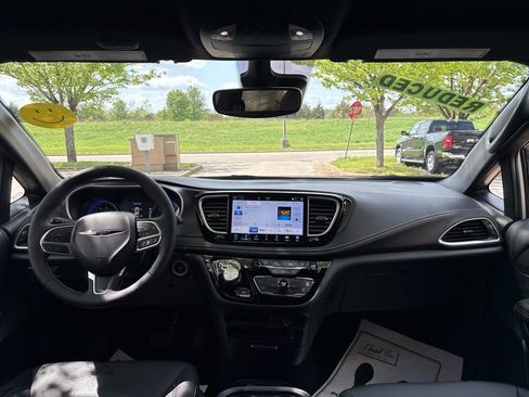 New 2026 Chrysler Pacifica Select FWD image 22
