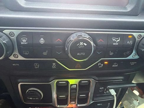 Used 2022 Jeep Wrangler Unlimited Rubicon w/ LED Lighting Group AWD/4WD image 10