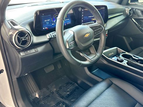 Used 2026 Chevrolet Equinox LT w/ Convenience Package II image 9