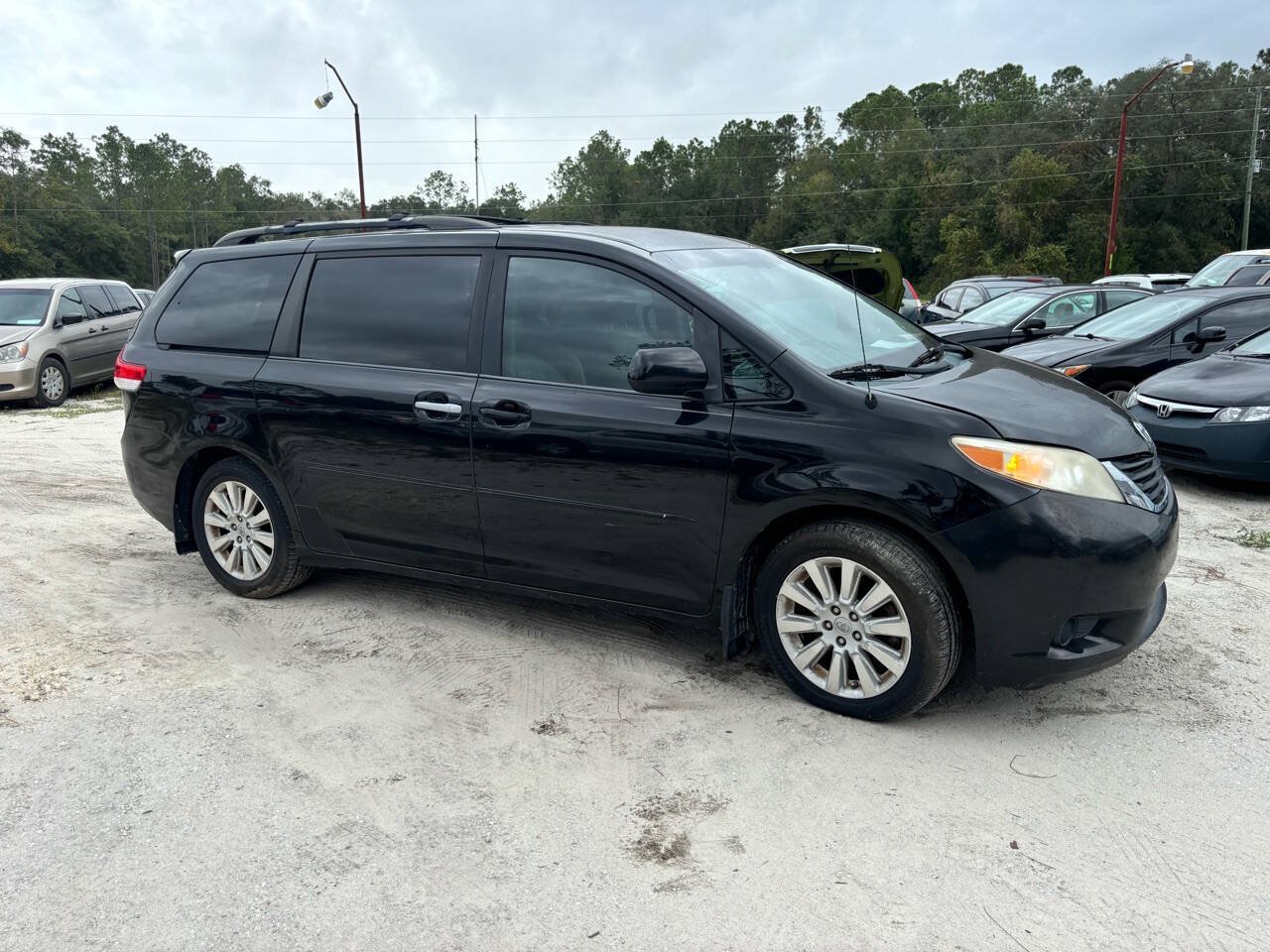 Used 2012 Toyota Sienna LE w/ Towing Pkg AWD/4WD image 3
