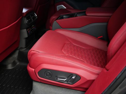 Used 2021 Lamborghini Urus Base image 21