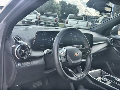 Used 2026 Chevrolet Equinox LT AWD/4WD image 10