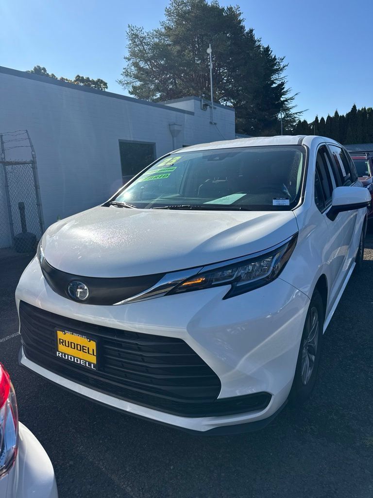 Used 2023 Toyota Sienna LE FWD image 1