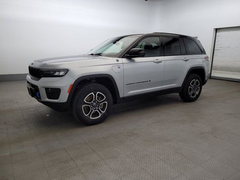 Used 2022 Jeep Grand Cherokee Trailhawk w/ Luxury Tech Group III AWD/4WD image 2