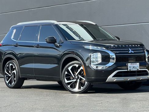 Used 2023 Mitsubishi Outlander SEL image 3