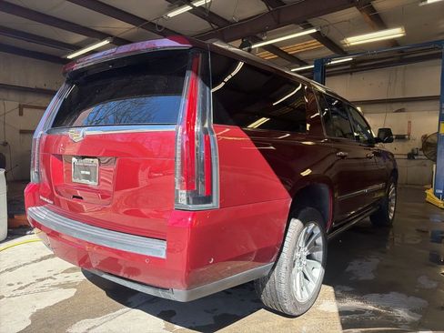 Used 2018 Cadillac Escalade ESV Premium Luxury image 3