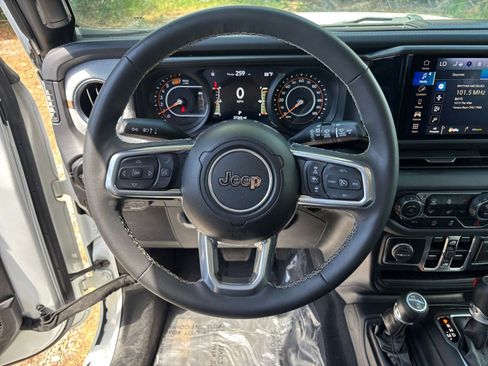 Used 2025 Jeep Wrangler Sahara AWD/4WD image 29