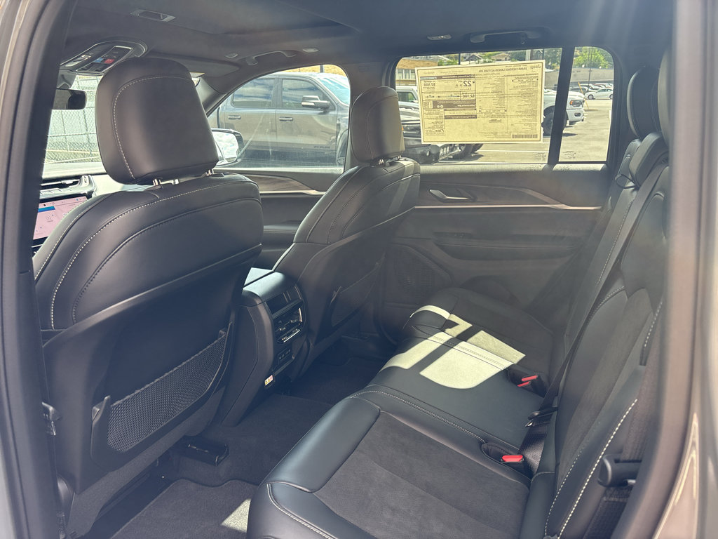 New 2027 Jeep Grand Cherokee Altitude AWD/4WD image 17