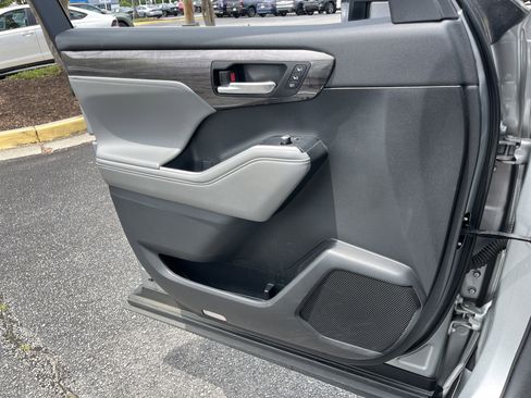 Used 2023 Toyota Highlander Limited AWD/4WD image 16