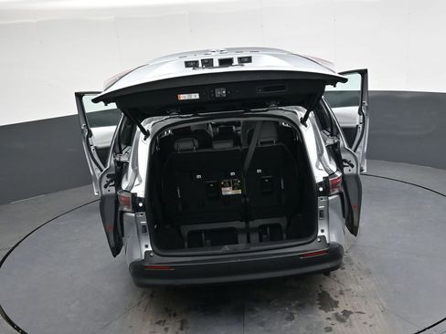 Used 2025 Toyota Sienna XLE image 48