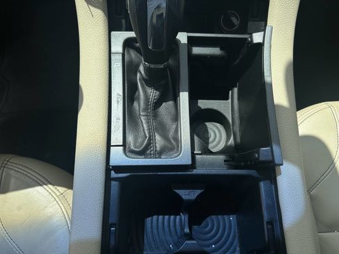 Used 2015 Ford Taurus SEL image 13