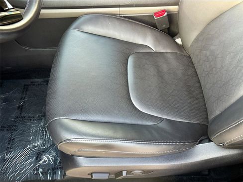 Used 2025 Kia Carnival FWD image 20