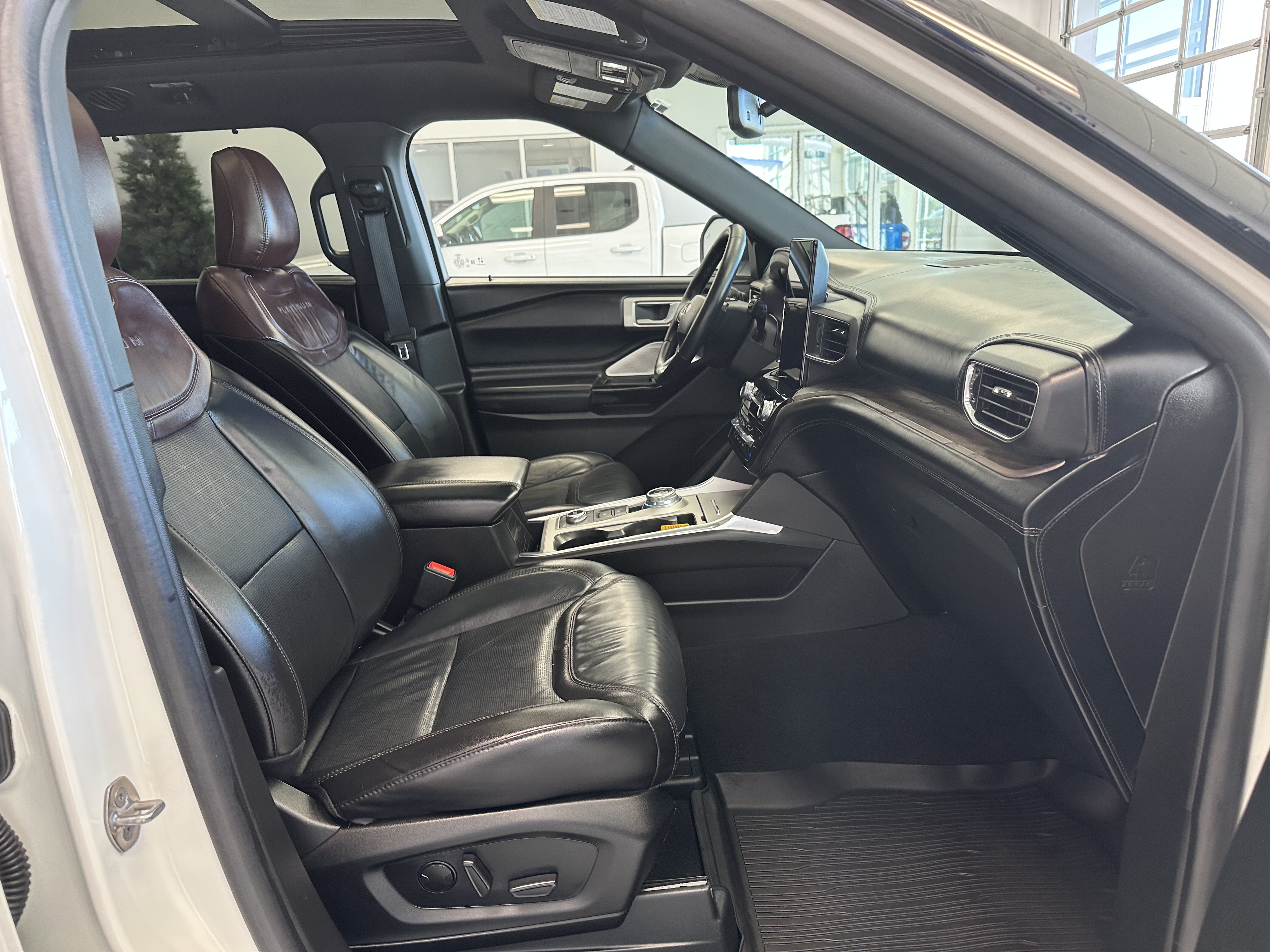 Used 2023 Ford Explorer Platinum w/ Technology Package AWD/4WD image 17