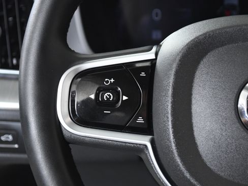 Used 2025 Volvo XC60 B5 Plus image 11