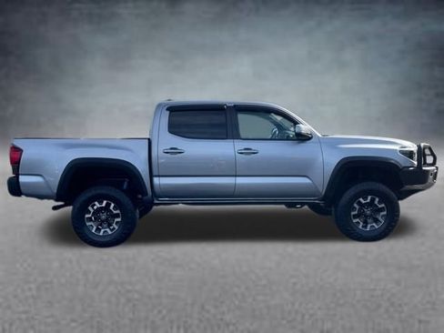 Used 2019 Toyota Tacoma TRD Off-Road AWD/4WD image 4