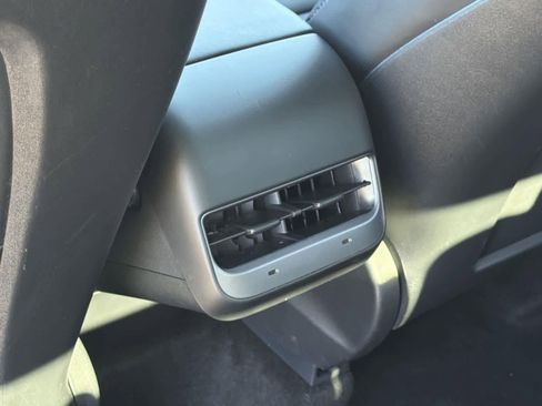 Used 2022 Tesla Model Y Long Range image 29