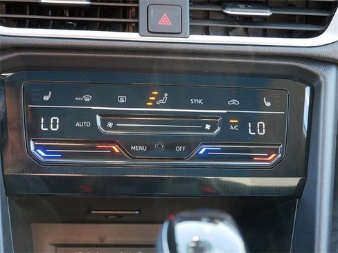 Certified 2025 Volkswagen Taos SE image 29