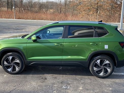New 2026 Volkswagen Taos SE image 8