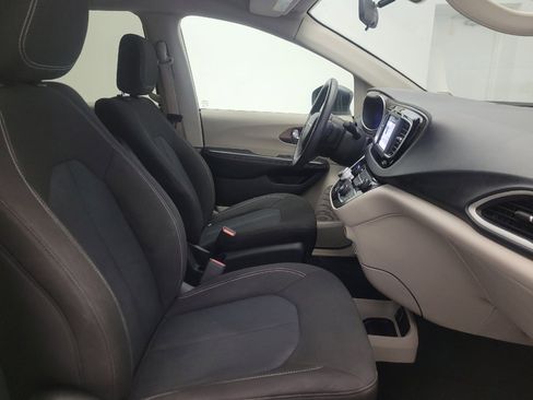 Used 2022 Chrysler Voyager LX FWD image 21