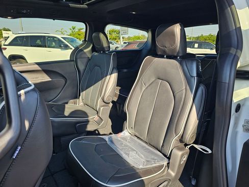 New 2026 Chrysler Pacifica Limited w/ S Appearance Package image 28