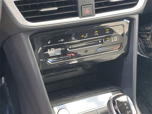 Certified 2025 Volkswagen Taos SE w/ Panoramic Sunroof Package image 25