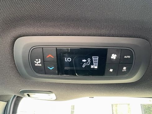 Used 2019 Chrysler Pacifica Limited image 14