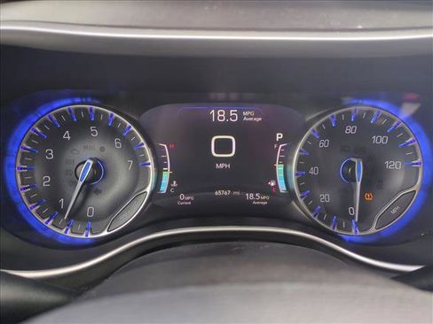 Used 2023 Chrysler Pacifica Touring-L image 11