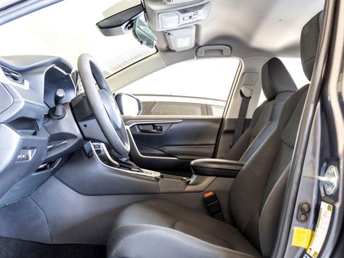 Used 2021 Toyota RAV4 LE w/ Carpet Mat Package (TMS) AWD/4WD image 16