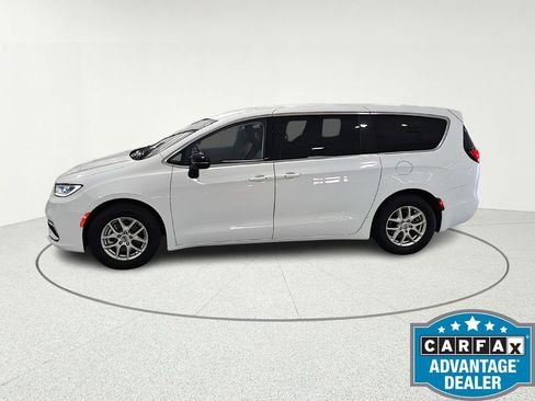 Used 2024 Chrysler Pacifica Touring-L FWD image 3