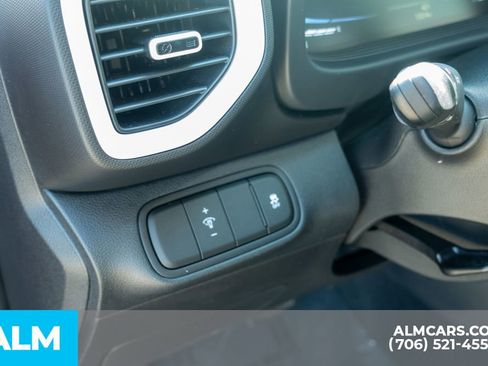 Used 2024 Hyundai Venue Limited image 24