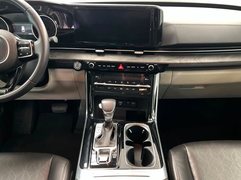 Used 2024 Kia Carnival EX FWD image 13