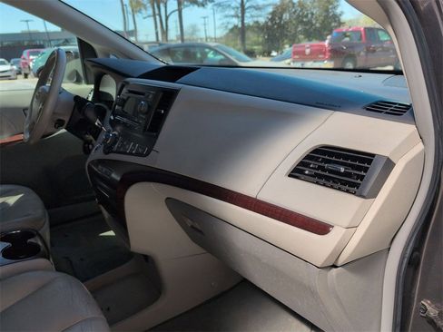 Used 2012 Toyota Sienna XLE image 20