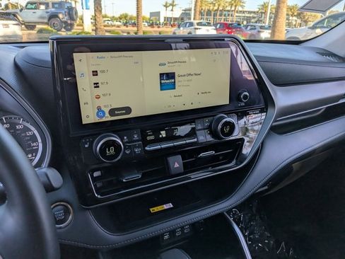 Used 2023 Toyota Highlander XLE image 13