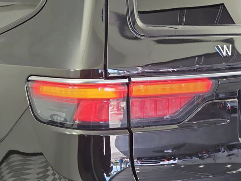 Used 2025 Jeep Wagoneer 4WD image 30
