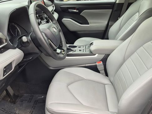Used 2020 Toyota Highlander XLE AWD/4WD image 12