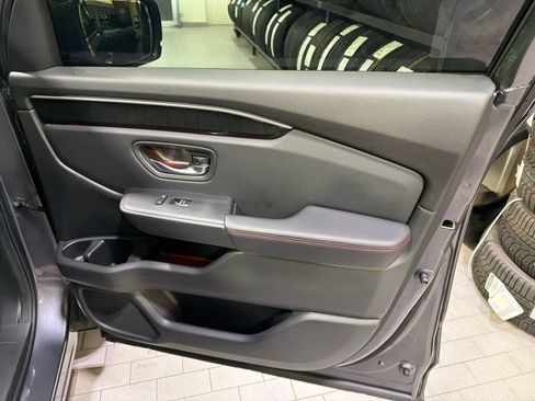 Used 2025 Honda Pilot Black Edition image 17