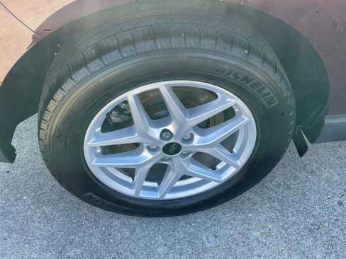 Used 2024 Ford Edge SEL w/ Convenience Package image 9