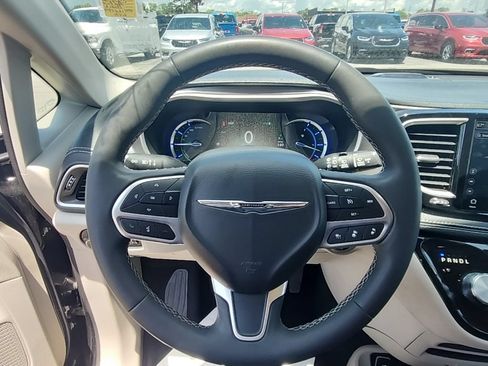 Certified 2024 Chrysler Pacifica Limited FWD image 12