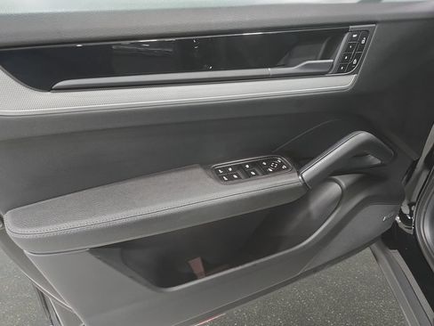 Used 2024 Porsche Cayenne AWD/4WD image 27