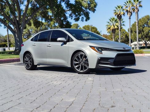 Used 2020 Toyota Corolla SE w/ SE Premium Package image 2
