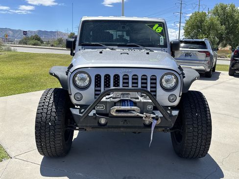 Used 2018 Jeep Wrangler Unlimited Rubicon w/ Connectivity Group AWD/4WD image 8