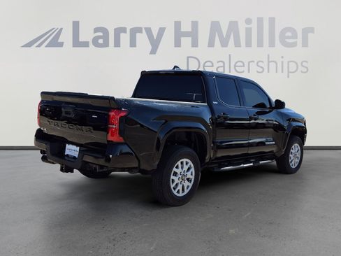 Used 2025 Toyota Tacoma SR5 image 5