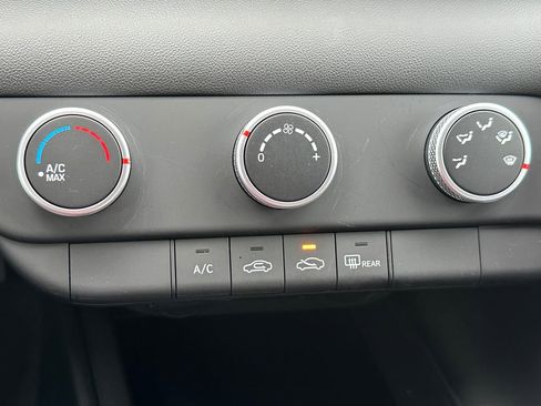 Certified 2025 Hyundai Elantra SE FWD image 26