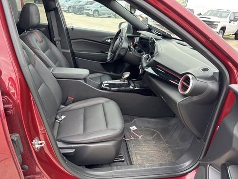 Used 2024 Chevrolet Trax RS w/ Sunroof Package FWD image 8