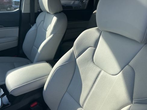 Used 2024 Kia Telluride EX w/ EX Captain's Chair Package image 21