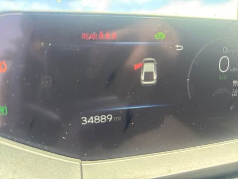Used 2023 Toyota Prius XLE FWD image 4
