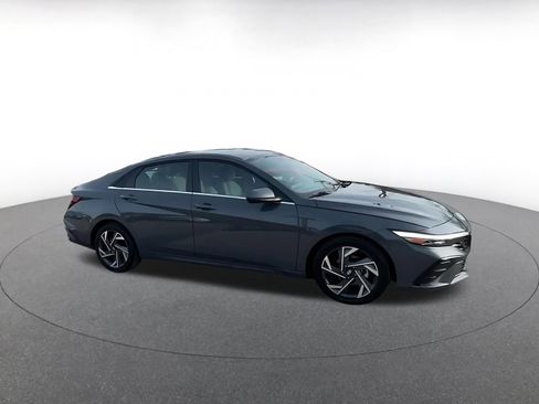 Used 2025 Hyundai Elantra SEL image 2