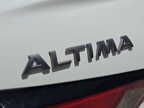 Used 2025 Nissan Altima 2.5 SV FWD image 11