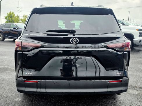 Used 2026 Toyota Sienna XLE FWD image 5